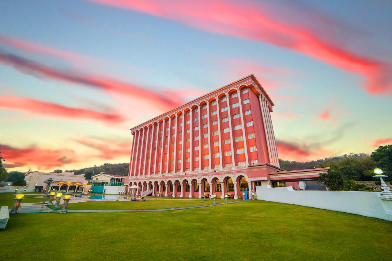 Ramoji Film City- Sitara Luxury Hotel Pedda Ambarpet Buitenkant foto